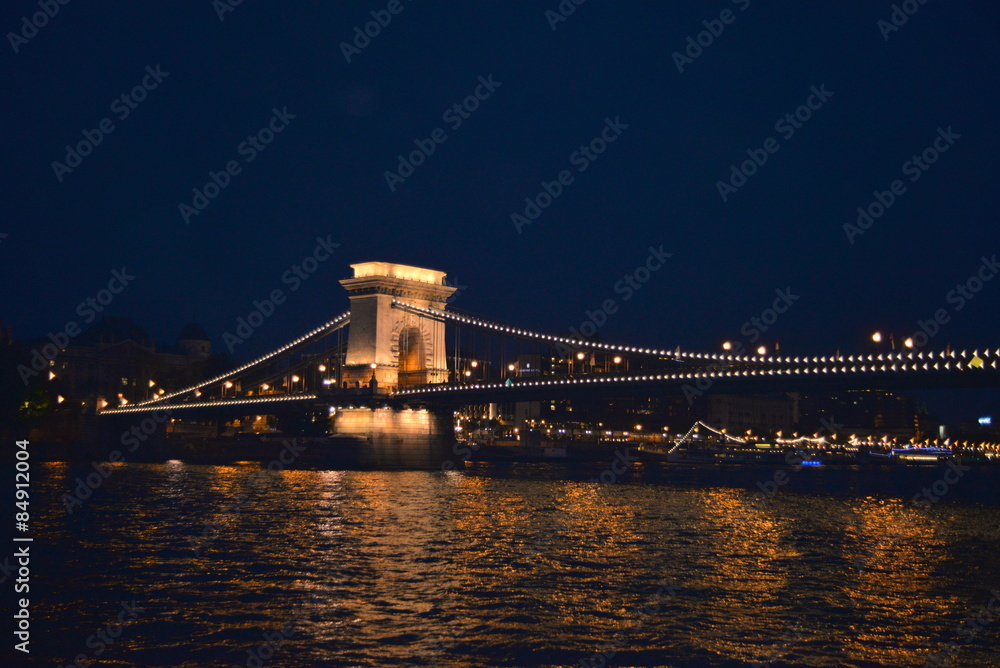 Obraz premium PUENTE DE LAS CADENAS ILUMINADO