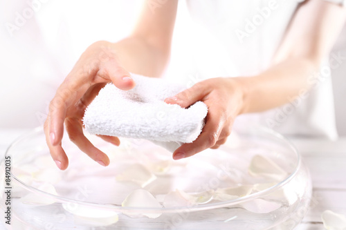 Piękne dłonie.Kobieta wyciera dłonie ręcznikiem