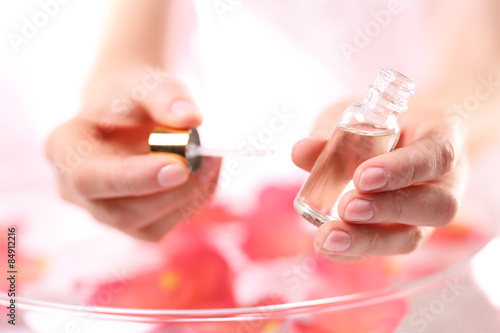 Kobieta maluje paznokcie olejkiem do skórek i paznokci