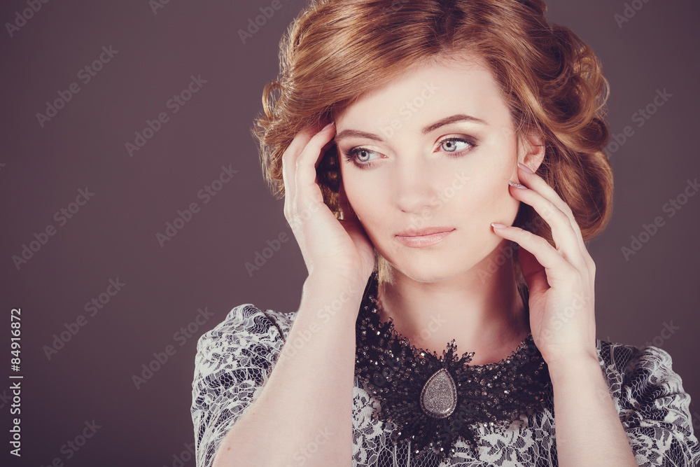 Obraz premium Studio photo of a young woman in retro style