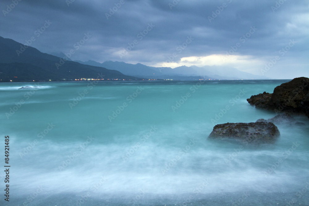 sea under cloudy sky