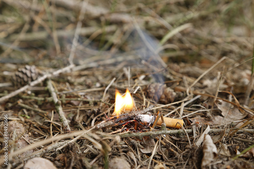 trockener Waldboden brennt durch Zigarette
