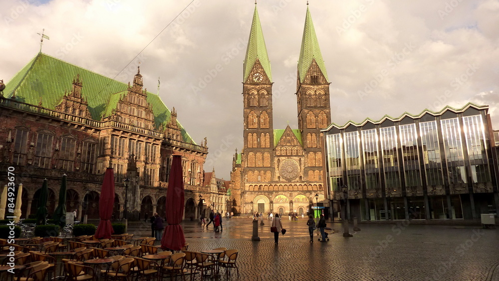 Fototapeta premium Gewitterstimmung über Marktplatz in Bremen mit Rathaus und Dom St. Petri