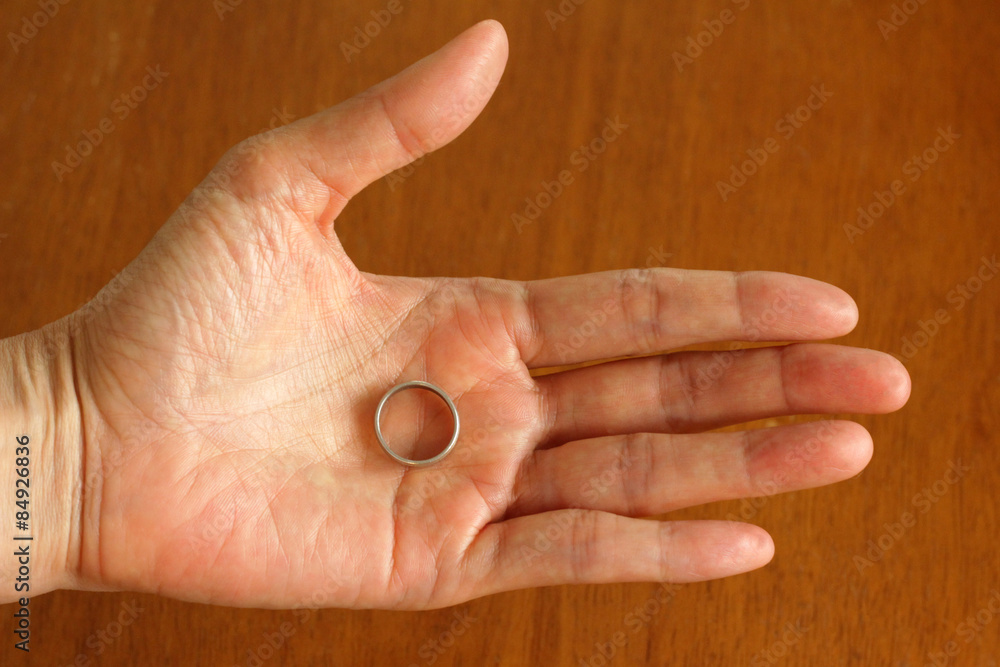 40s, the left hand of 50-something women 40s, the left hand of 50-something women