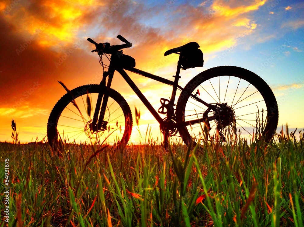 Fototapeta premium Fahrrad im Sonnenuntergang