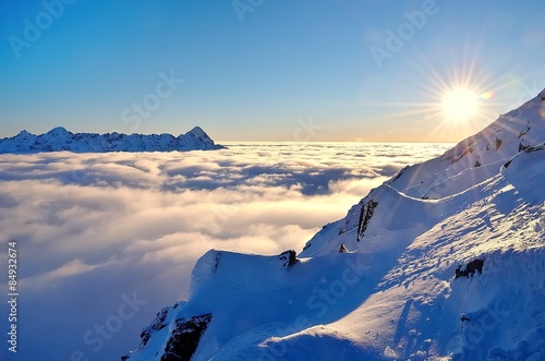 Fototapeta Zimowy krajobraz górski z morzem chmur - Tatry w Polsce panoramiczna
