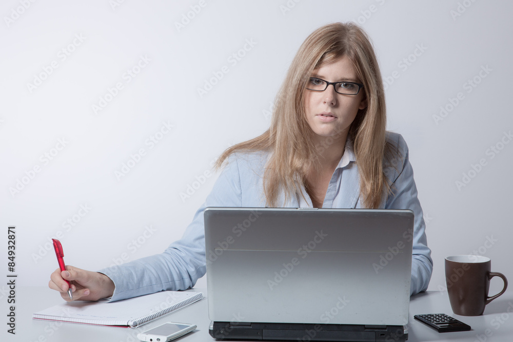 Junge Frau arbeitet angestrengt am Laptop Junge Frau arbeitet angestrengt am Laptop