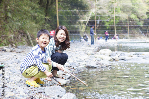 川遊びする女性と子供

