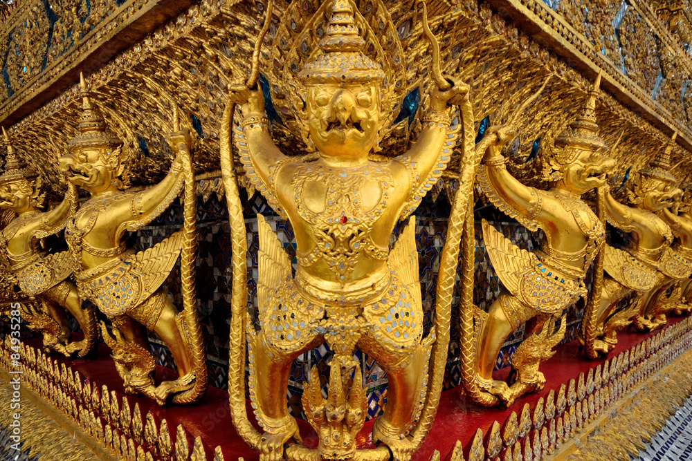 golden statue in wat phra keaw golden statue in wat phra keaw