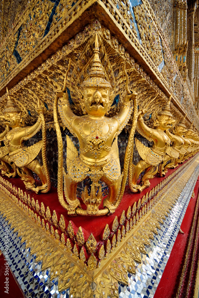 golden statue in wat phra keaw golden statue in wat phra keaw