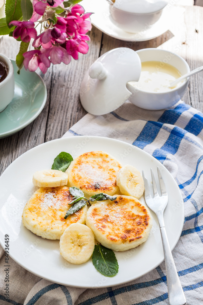 pancakes from cottage cheese  with banana, powdered sugar and mi