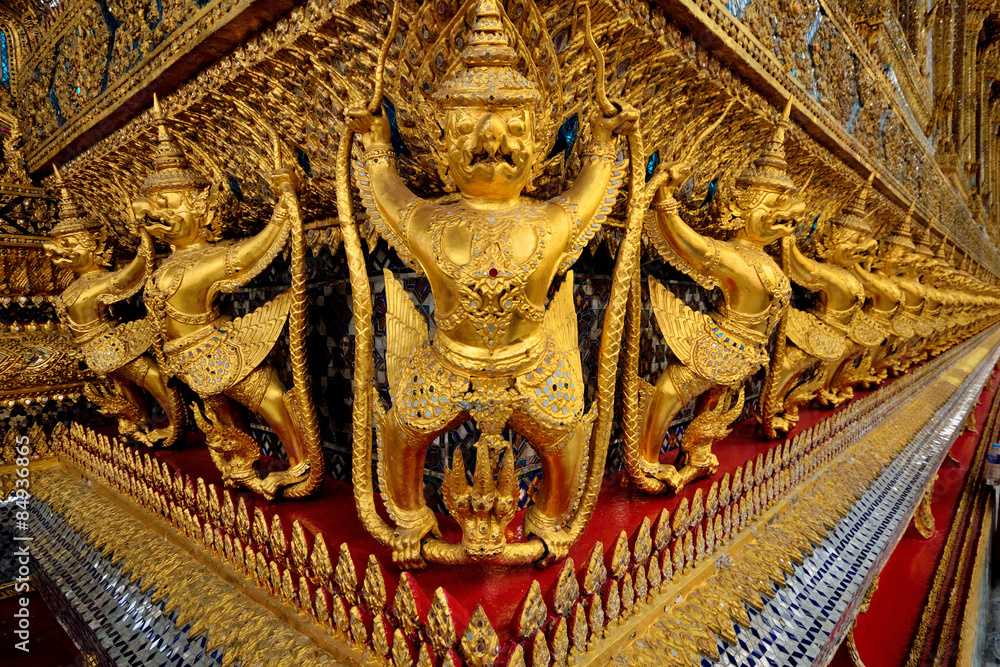 golden statue in wat phra keaw golden statue in wat phra keaw
