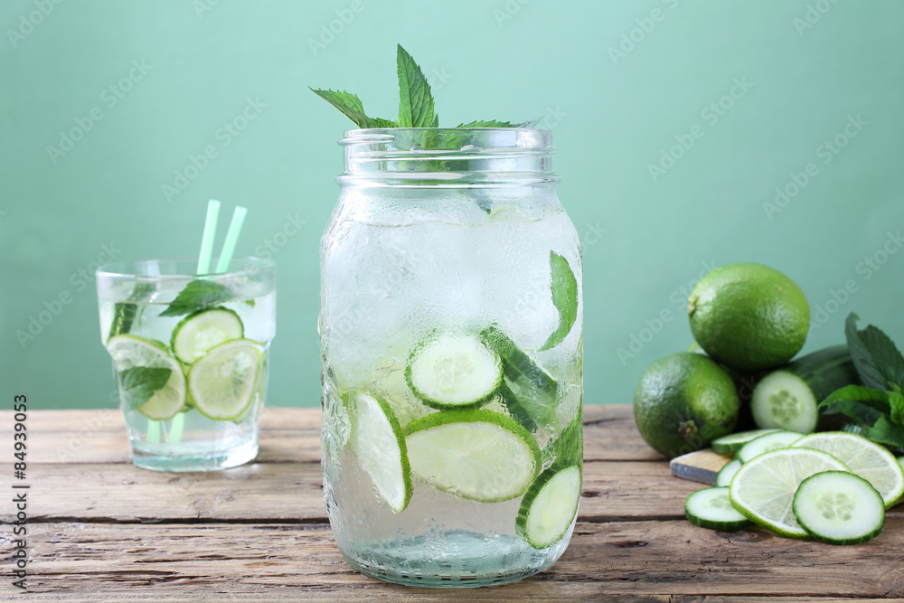 bevanda ghiacciata con cetrioli lime e menta sfondo verde bevanda ghiacciata con cetrioli lime e menta sfondo verde