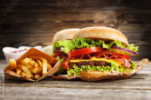 Obraz na plátně Delicious hamburger a hranolky