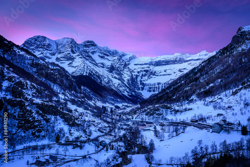 Amanecer invernal en Gavarnie (Pirineos) / Winter sunrise in Gavarnie (Pyrenees) photo