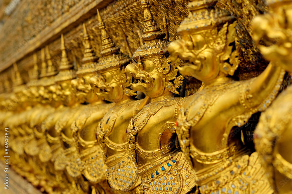Fototapeta premium golden statue in wat phra keaw