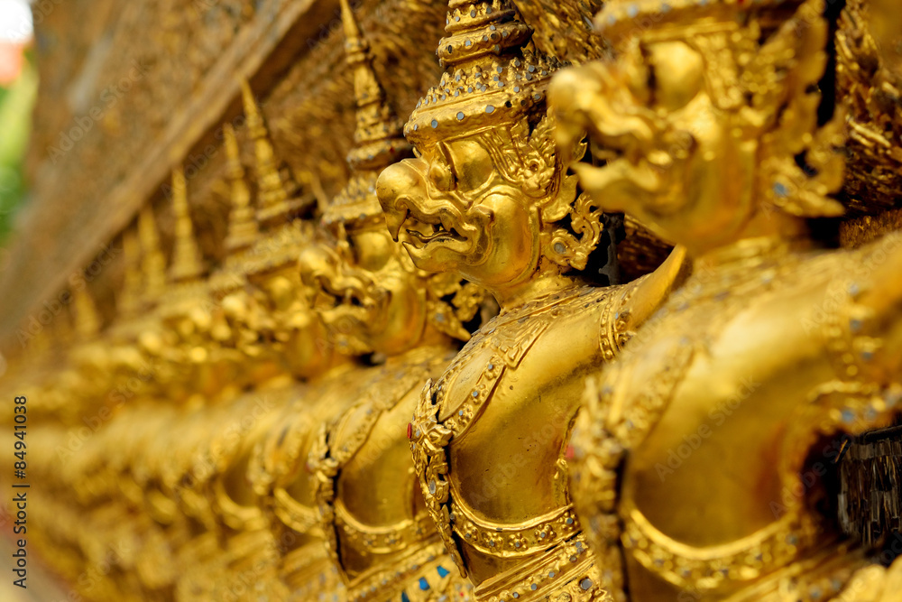 Fototapeta premium golden statue in wat phra keaw