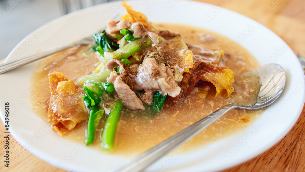 Fried noodle with pork and broccoli