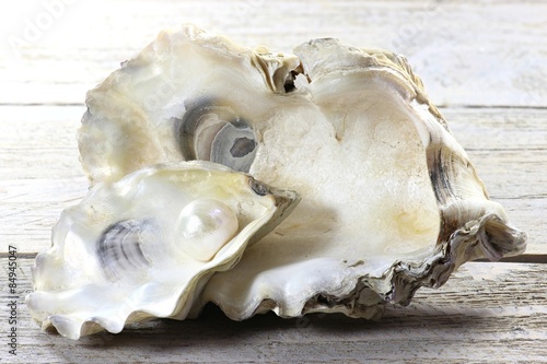 Auster mit Perle auf Holztisch
