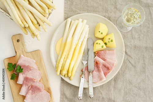 White asparagus with potatoes and boiled ham