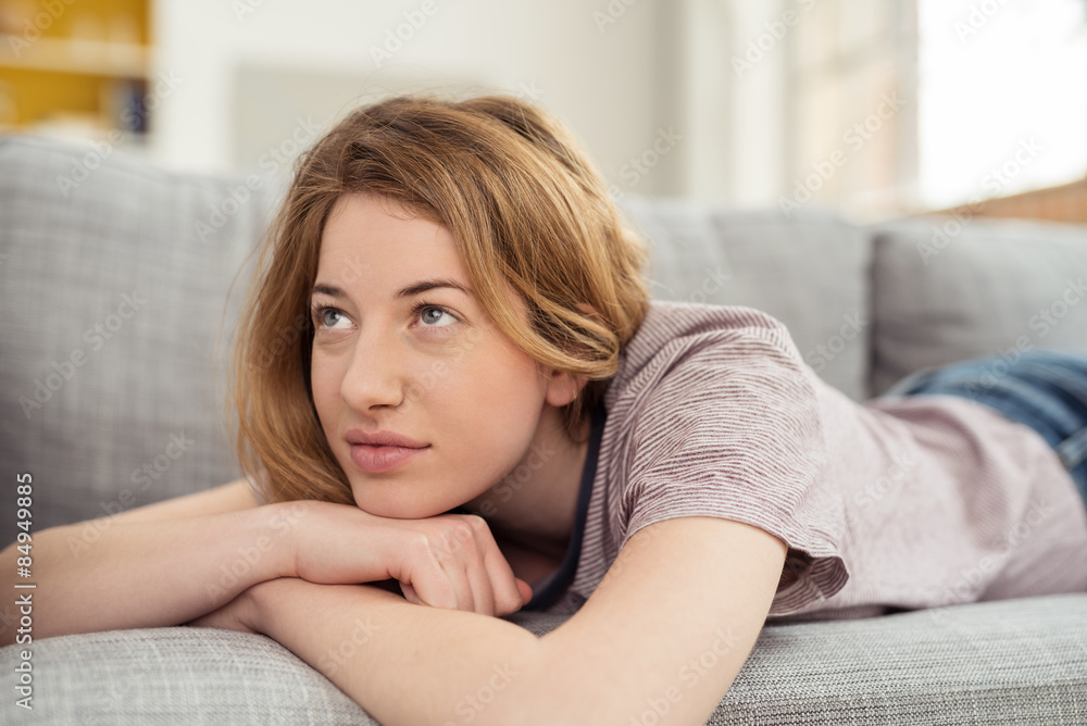 nachdenkliche junge frau zuhause nachdenkliche junge frau zuhause