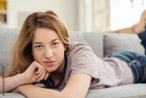 moderne junge frau liegt zuhause auf dem sofa