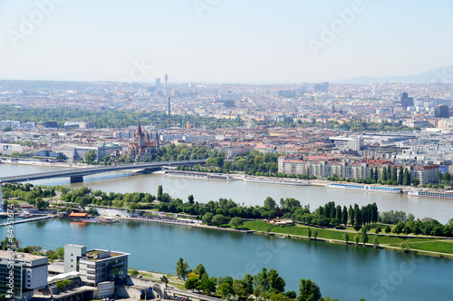 Blick über Wien mit Donau und Donauinsel
