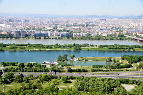 Blick über Wien mit Donau und Donauinsel