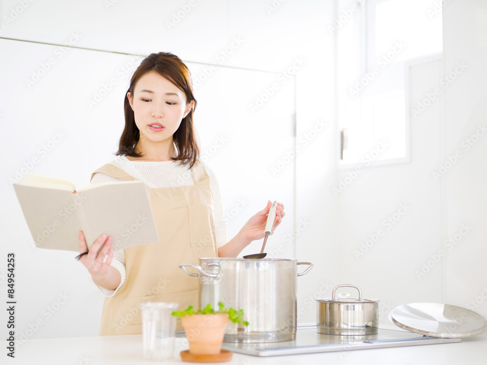 キッチン・若い女性 キッチン・若い女性