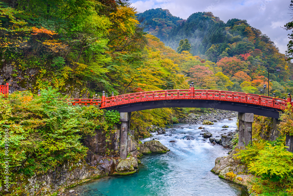 Fototapeta premium Nikko, Japonia w Shinkyo Bridge nad rzeką Daiwa.