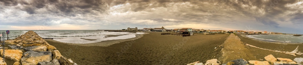 Plage de Camargue sous l'orage