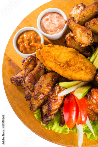 Fried chicken wings with vegetables