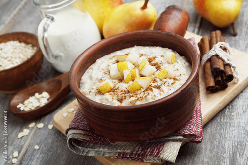 Oatmeal with pear and cinnamon