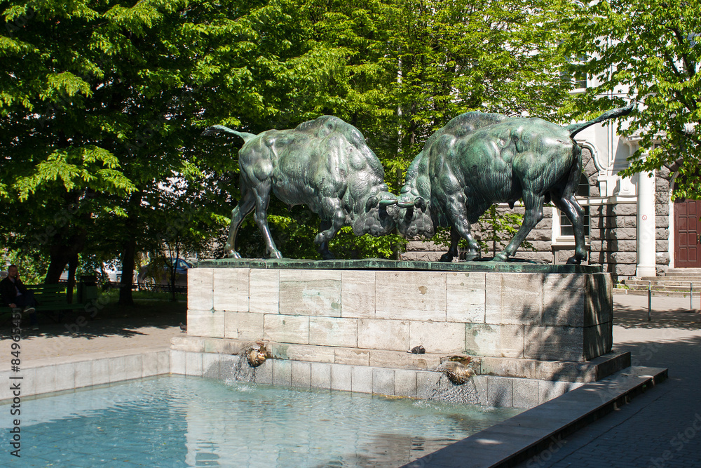 sculpture of fighting bulls