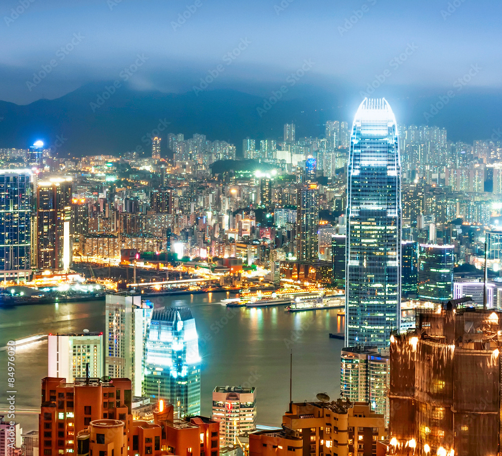 Naklejka premium Nowożytny miasto przy nocą, Hong Kong, Chiny.