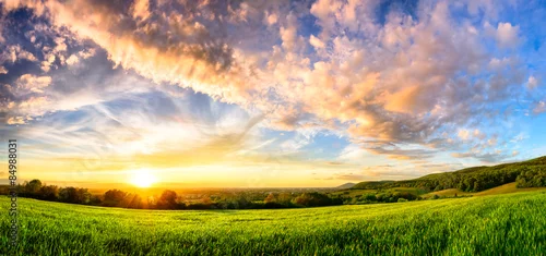 Obraz Panorama kolorowy zmierzch na zielonej łące