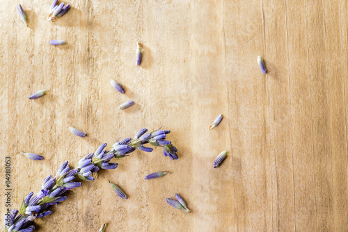 Fototapeta Naklejka Na Ścianę i Meble -  Fiore di lavanda su piano di legno, texture