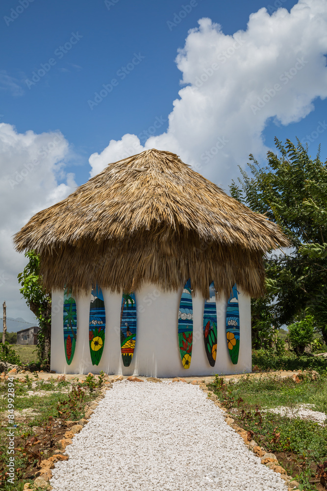 ein kleines Haus mit Palmenblätter Dach und Surfbrettern ein kleines Haus mit Palmenblätter Dach und Surfbrettern