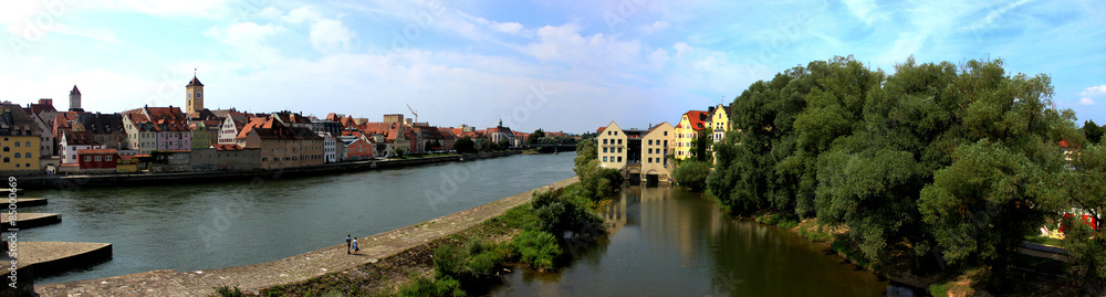 Panoramablick auf Regensburg von der Steinernen Brücke fotografiert