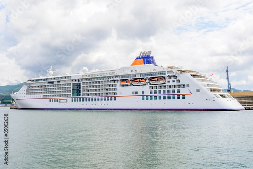 Fototapeta Naklejka Na Ścianę i Meble -  cruise ship on a mooring