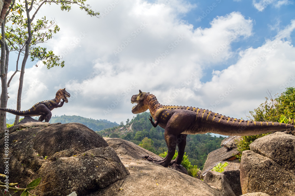 Obraz premium Dinozaur w górach