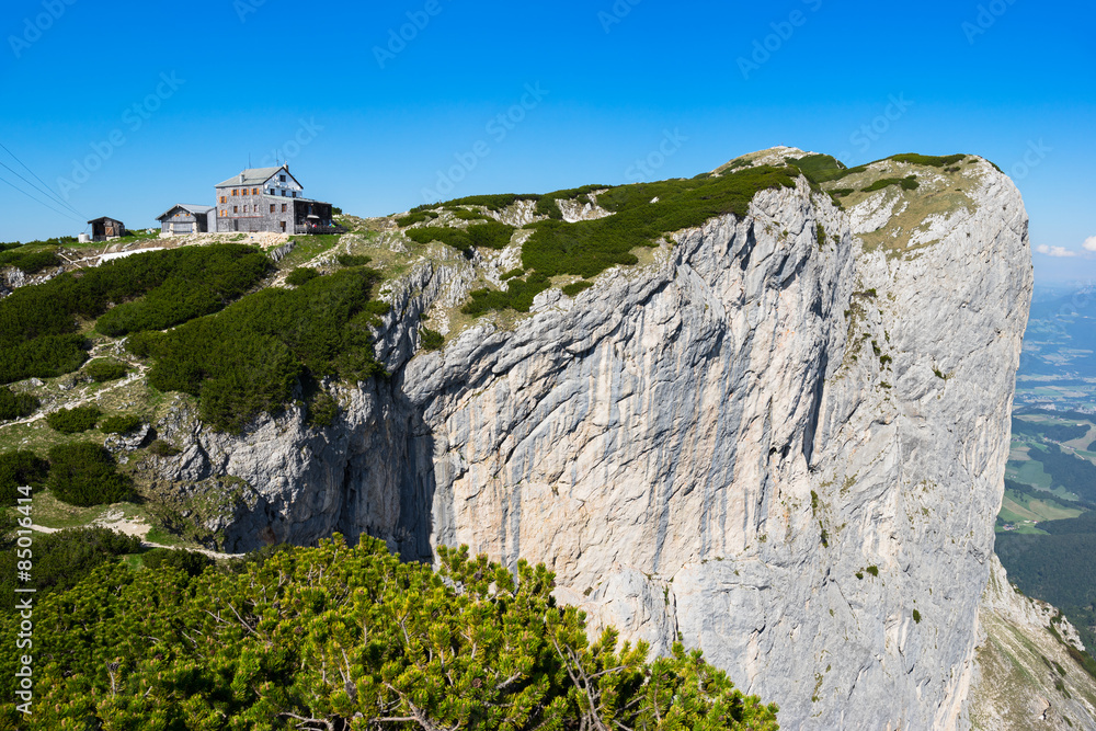 Fototapeta premium Berghütte mit Felswand
