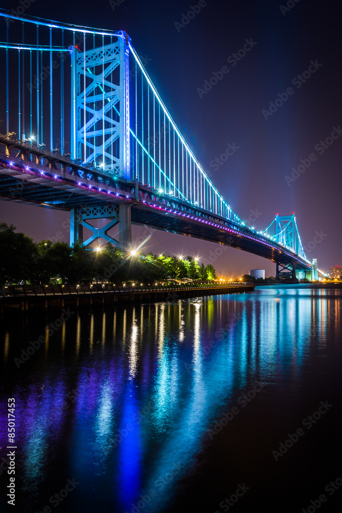 Fototapeta premium The Benjamin Franklin Bridge at night, in Philadelphia, Pennsylv