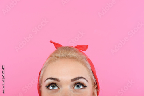 Foto Beautiful pin up girl isolated on pink