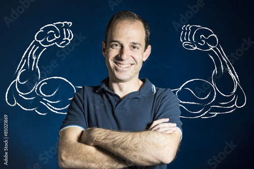 Foto Hombre sonriendo con brazos musculosos pintados