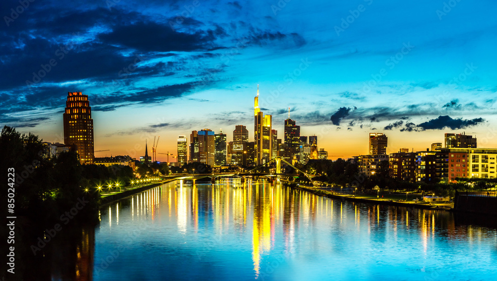 Obraz premium Frankfurt am Main during sunset