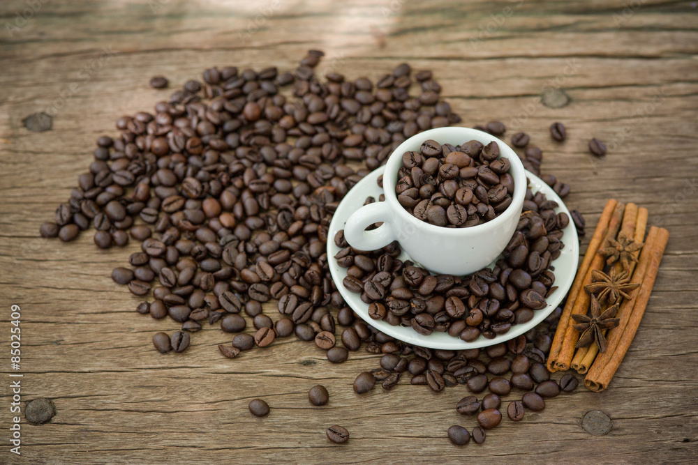 Coffee cup and coffee bean on a wooden table Coffee cup and coffee bean on a wooden table