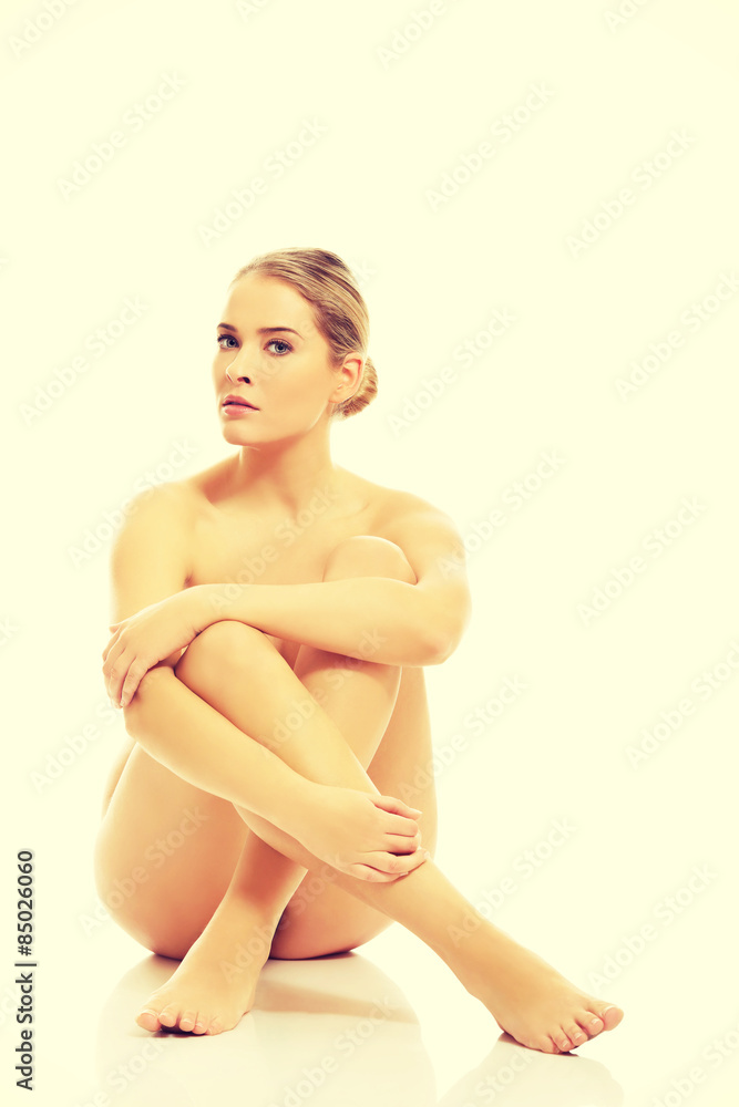 Obraz premium Nude woman sitting on the floor