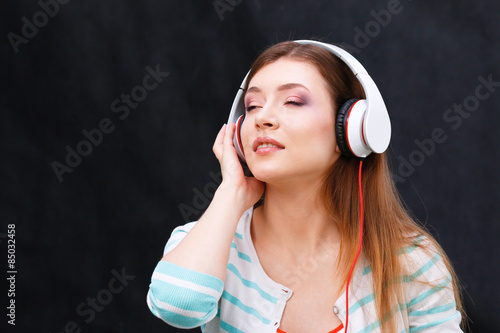 Woman listening to the music © lenets_tan