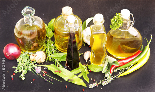 Küchenkräuter/Gewürzkräuter mit Olivenöl und Balsamico, von oben, copy space
